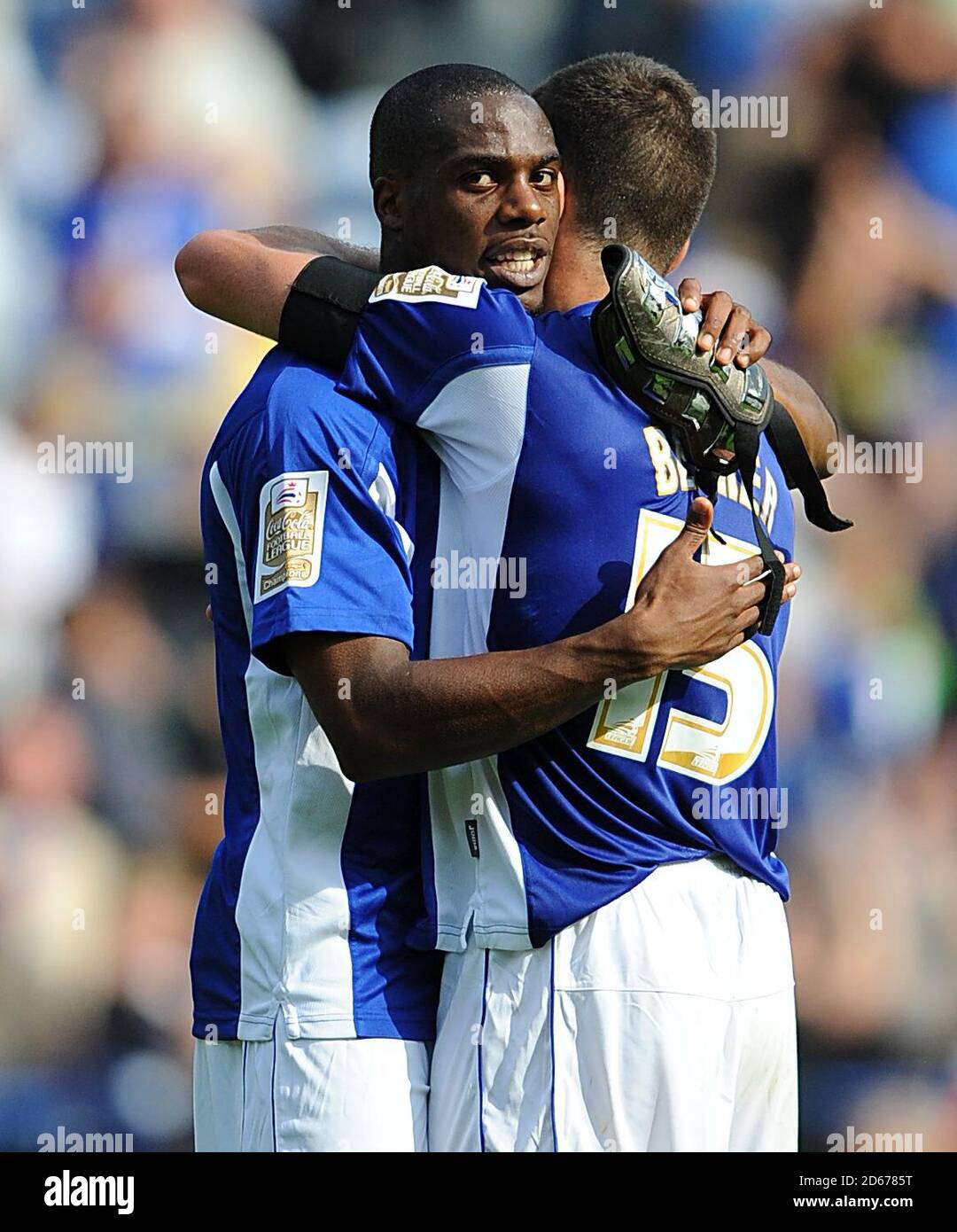 Dany N'Guessan di Leicester City (a sinistra) abbracca il compagno di squadra Bruno Berner (a destra) dopo il fischio finale. Foto Stock