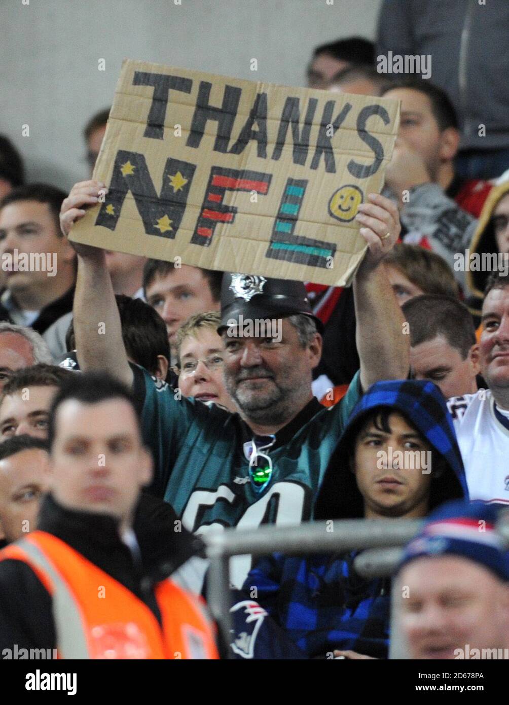 Un tifoso del calcio americano tiene in mano una plackard nel Sta dicendo grazie NFL Foto Stock