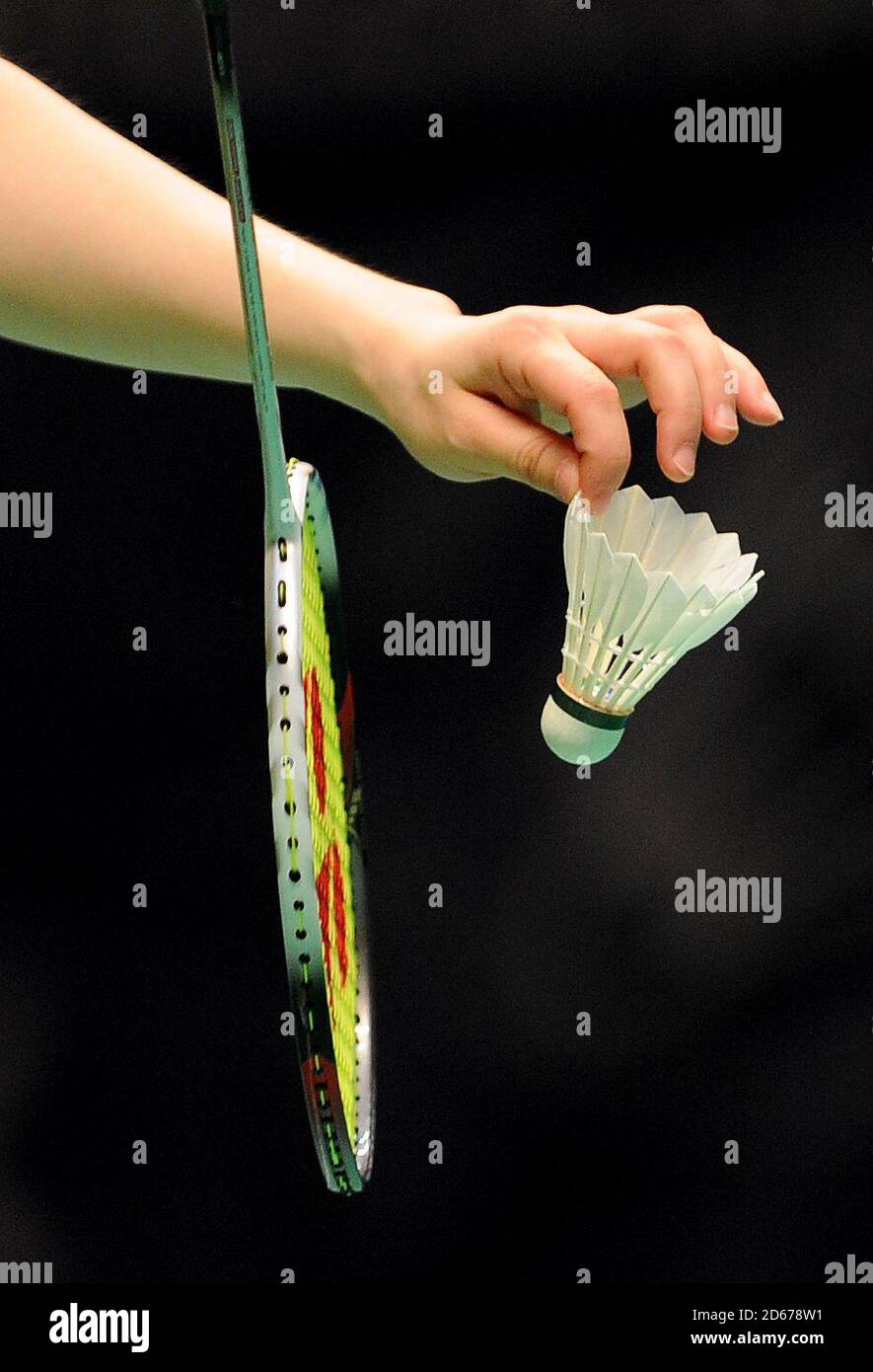 Un concorrente si prepara a servire un shuttlecock con una racchetta Foto Stock