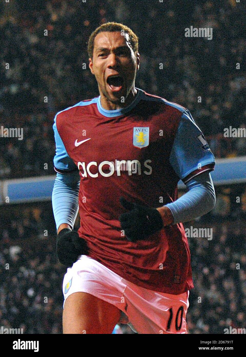 John Carew di Aston Villa (a sinistra) celebra il suo primo punteggio obiettivo del gioco Foto Stock