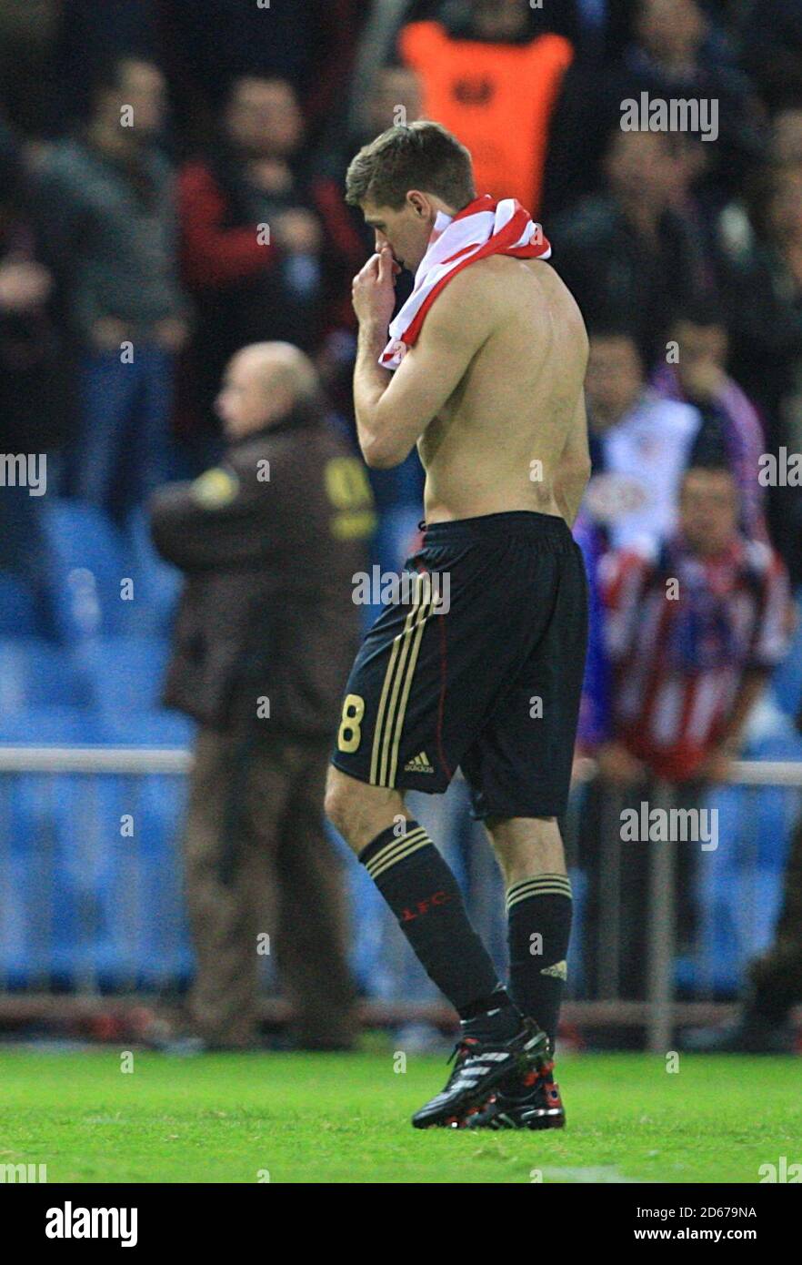 Steven Gerrard di Liverpool esce fuori dopo il fischio finale Foto Stock
