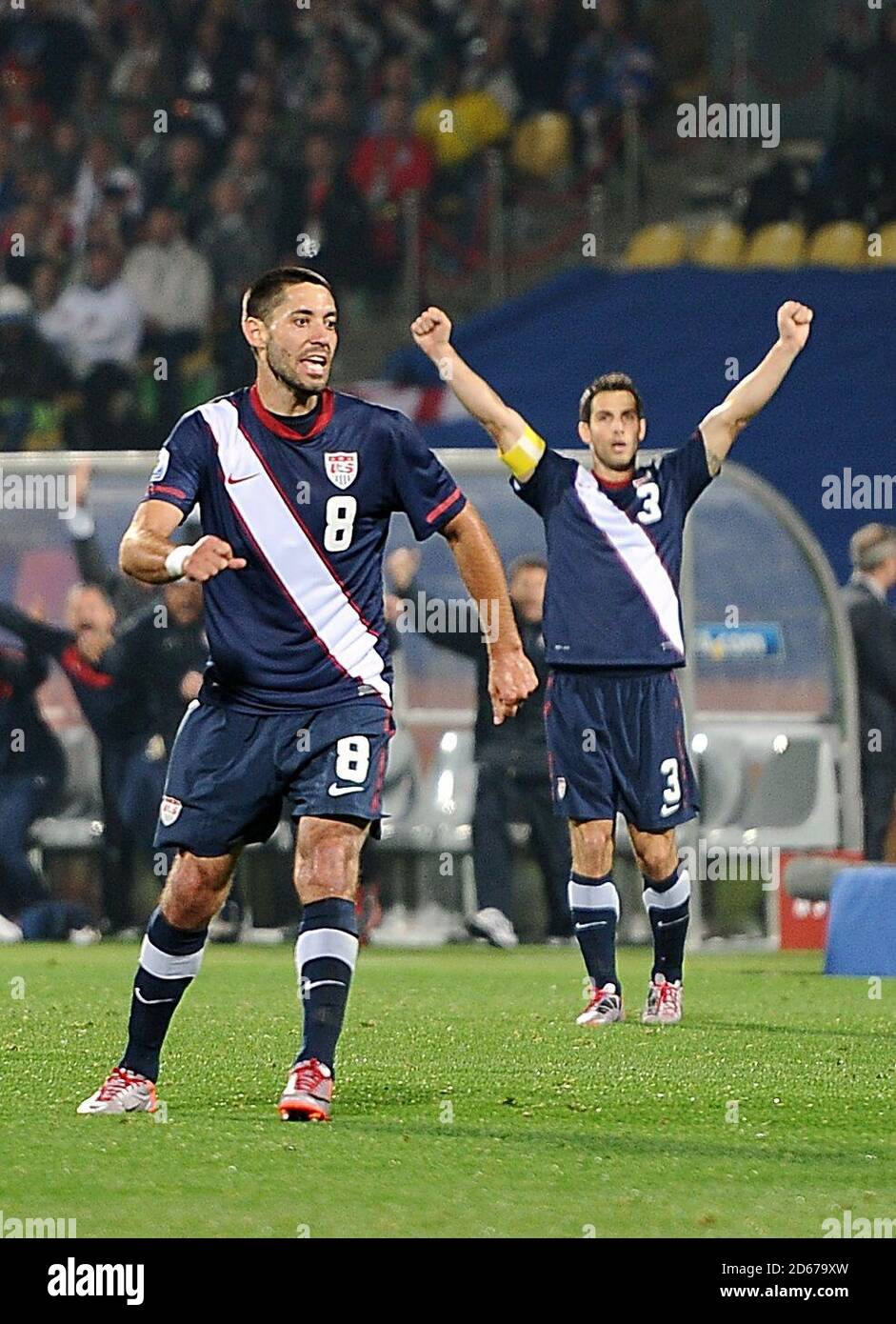 USA Clinton Dempsey (a sinistra) celebra dopo aver segnato l'equalizzatore dopo Un errore del portiere inglese Robert Green Foto Stock