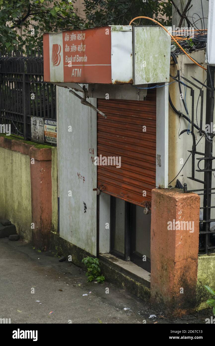 MUMBAI, INDIA - 01 ottobre 2020: Bancomat della Baroda Mumbai PAWAI India Shutter chiuso mumbai Foto Stock
