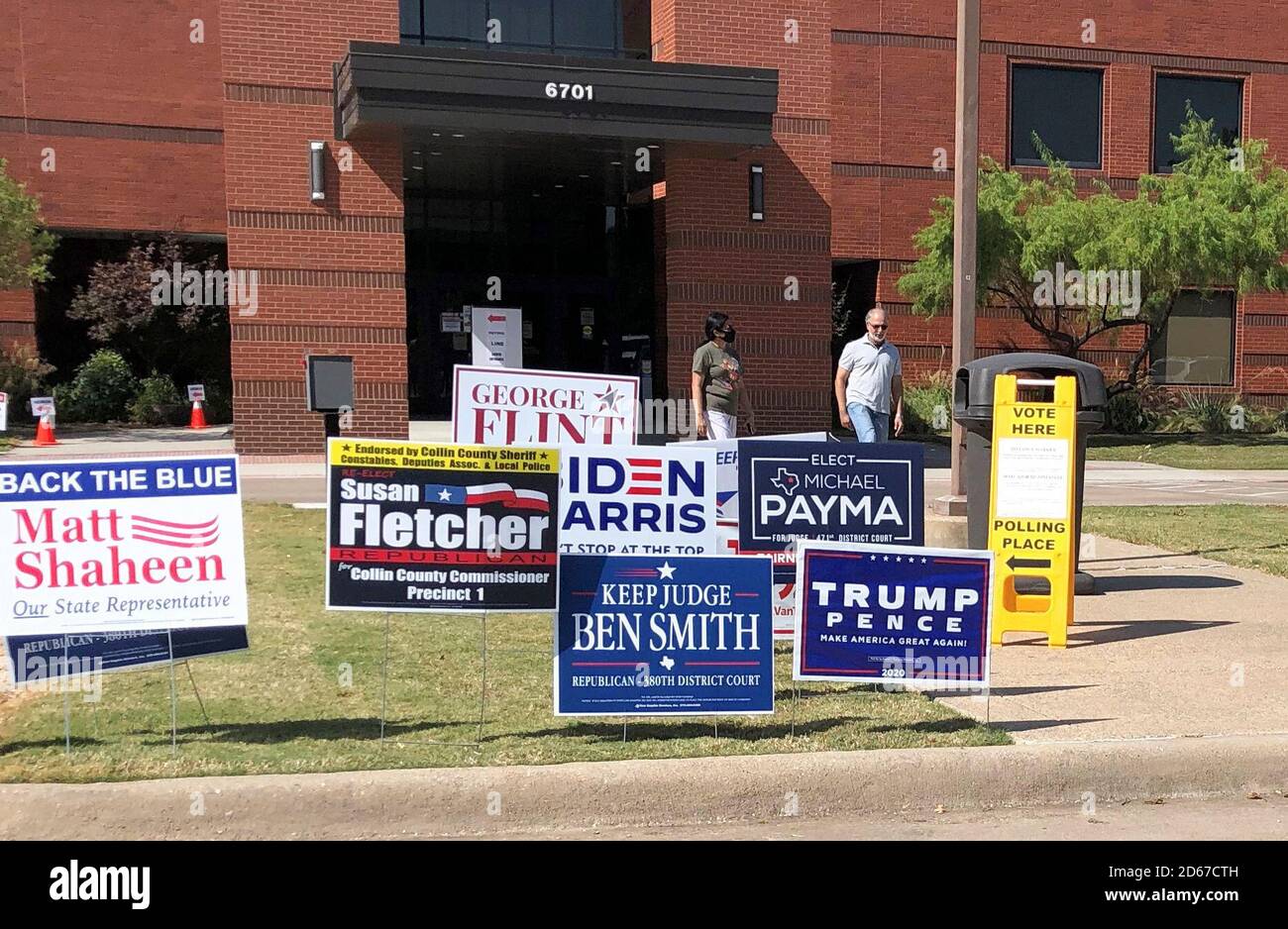 Plano, Stati Uniti. 14 ottobre 2020. La gente esce da una stazione di polling a Plano, Texas, Stati Uniti, il 14 ottobre 2020. Le prime votazioni nello stato americano del Texas sono iniziate martedì. Credit: Dan Tian/Xinhua/Alamy Live News Foto Stock