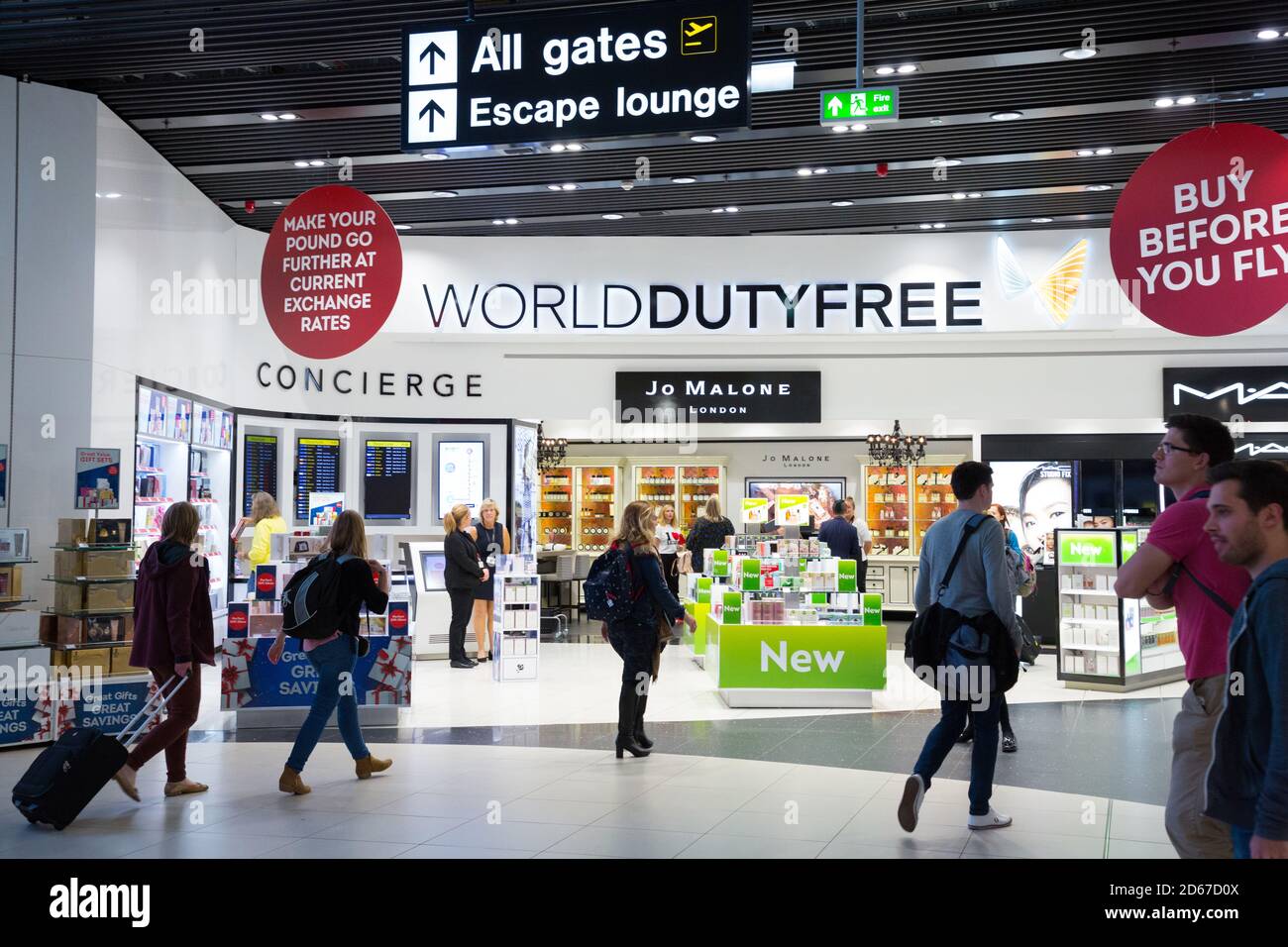Shopping duty free all'aeroporto di Stansted Foto Stock