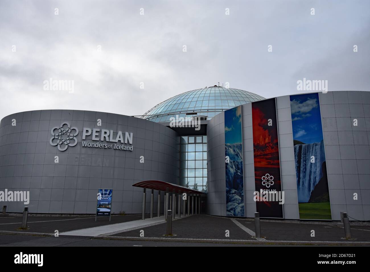 Il Museo Perlan sulla collina di Oskjuhlio a Reykjavik, Islanda. La via d'ingresso è visibile tra le due forme cilindriche e la cupola di vetro la sorpita. Foto Stock