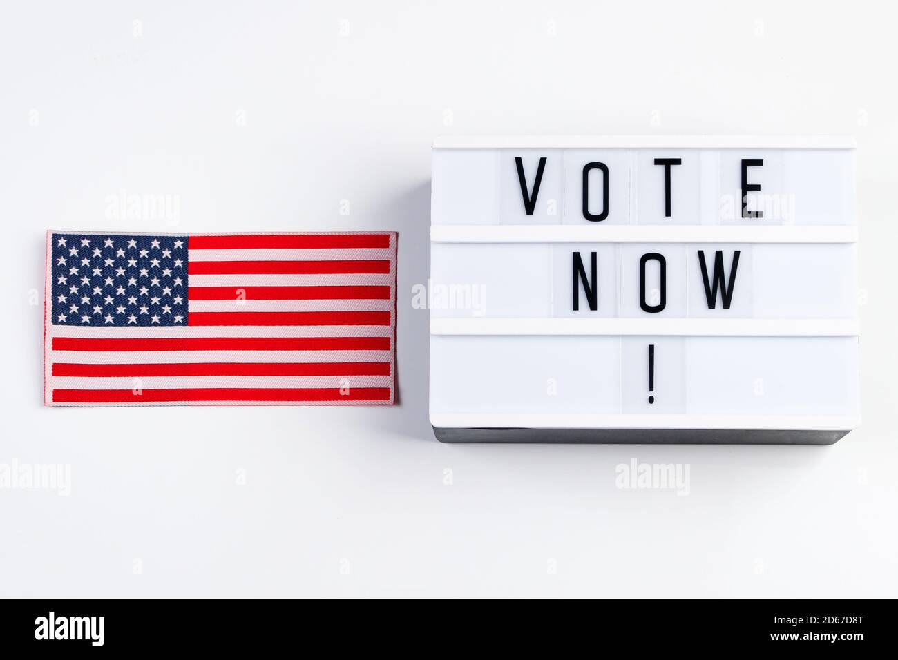 Concetto di voto, 3 novembre - Giornata delle elezioni negli Stati Uniti. Bandiera e segno su sfondo bianco. Foto Stock