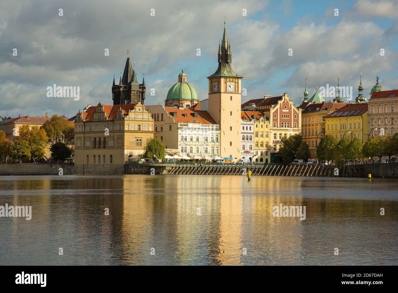 Museo Bedrich Smetana visto attraverso il fiume Moldava, Moldava, Praga, Repubblica Ceca Foto Stock