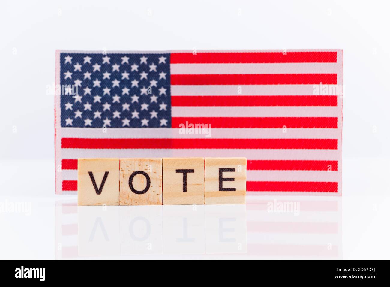 Concetto di voto, 3 novembre - Giornata delle elezioni negli Stati Uniti. Bandiera e segno su sfondo bianco. Foto Stock