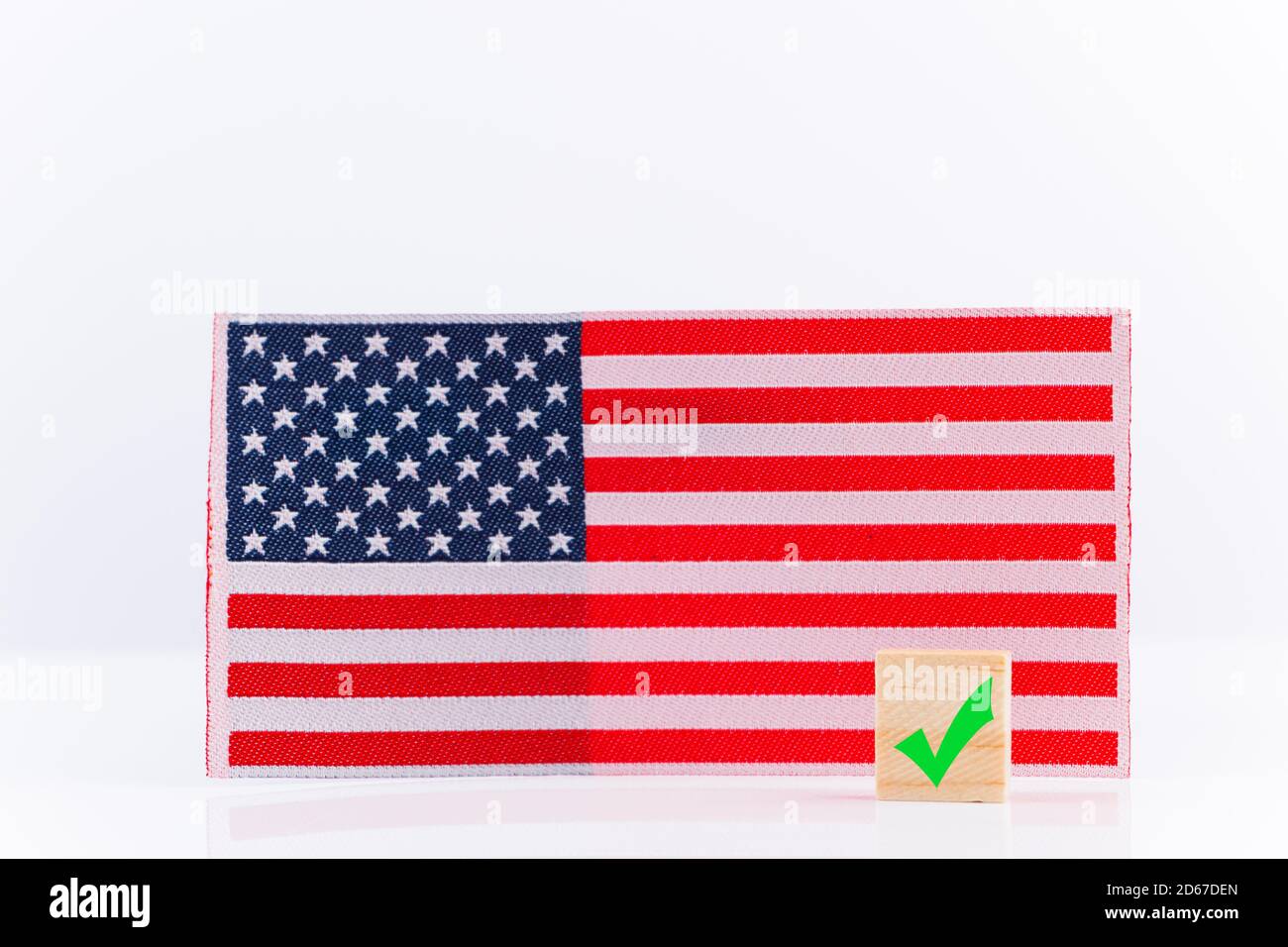 Concetto di voto, 3 novembre - Giornata delle elezioni negli Stati Uniti. Bandiera e segno su sfondo bianco. Foto Stock