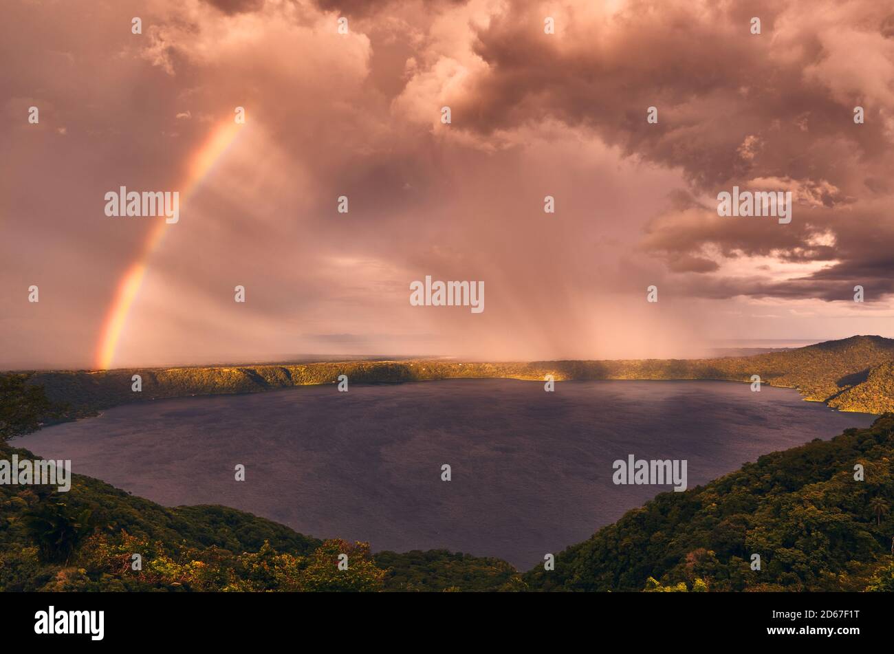 Un cielo drammatico e arcobaleno durante il tramonto sulla Laguna de Apoyo da Mirador de Catarina, Nicaragua Foto Stock