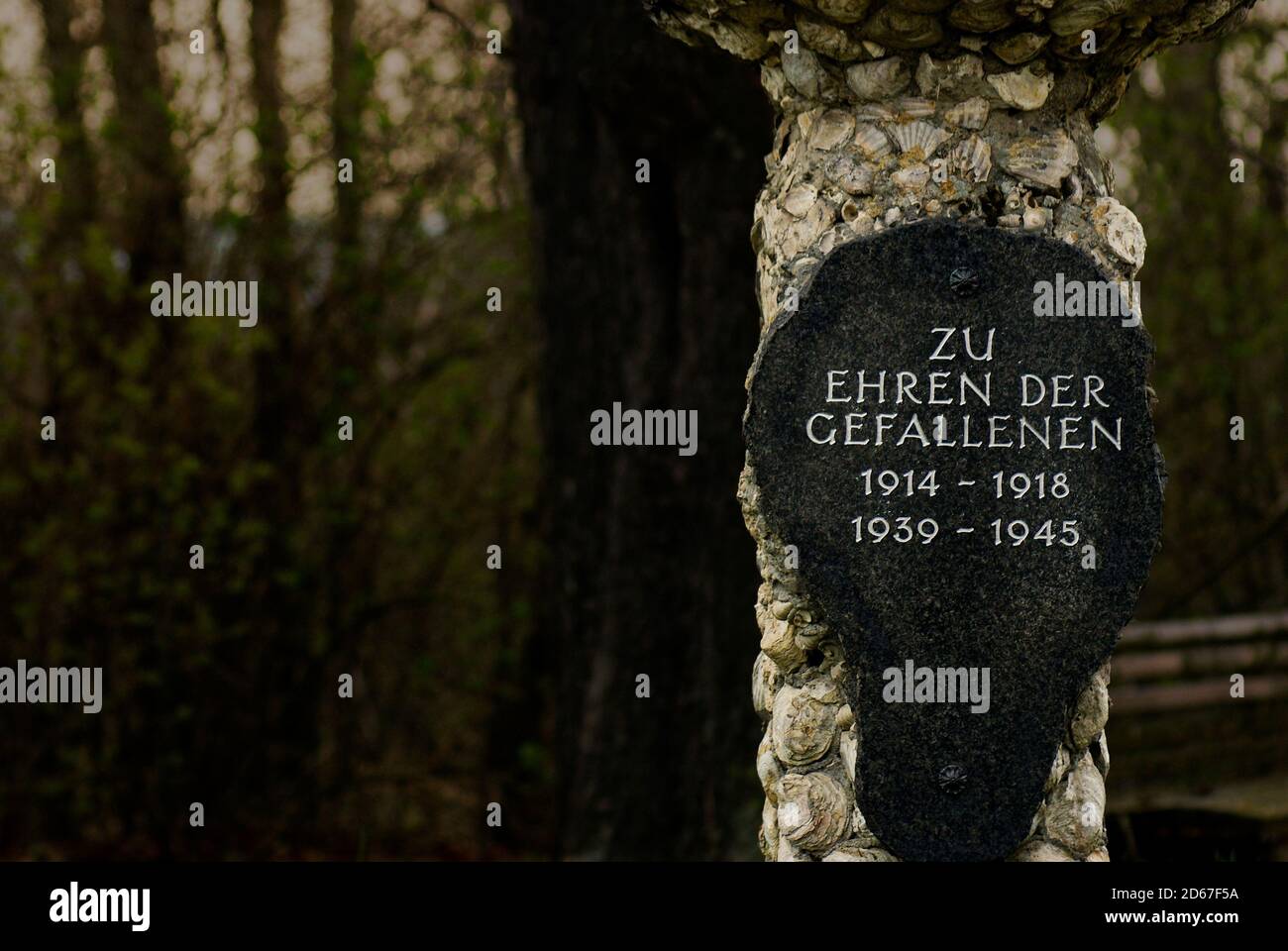 MARIA DREIEICHEN, AUSTRIA - 02 ottobre 2020: Questa colonna è stata eretta in maria dreieichen come un memoriale in onore dei caduti 1914-1918 e 1939-1945 Foto Stock