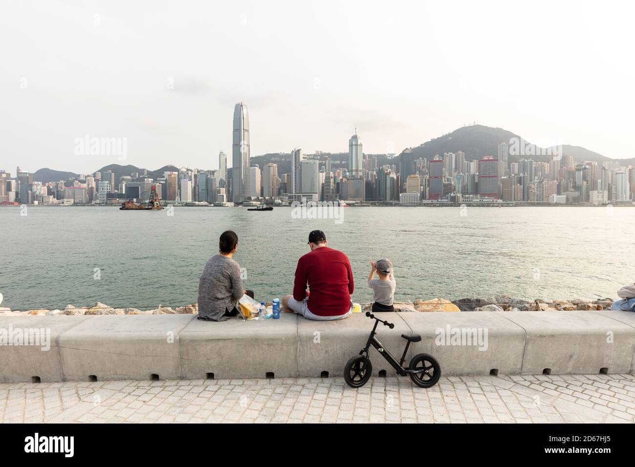 Scene del tramonto dal lungomare di West Kowloon, distrazione artistica dove si trova il nuovo M+ Museum. Foto Stock