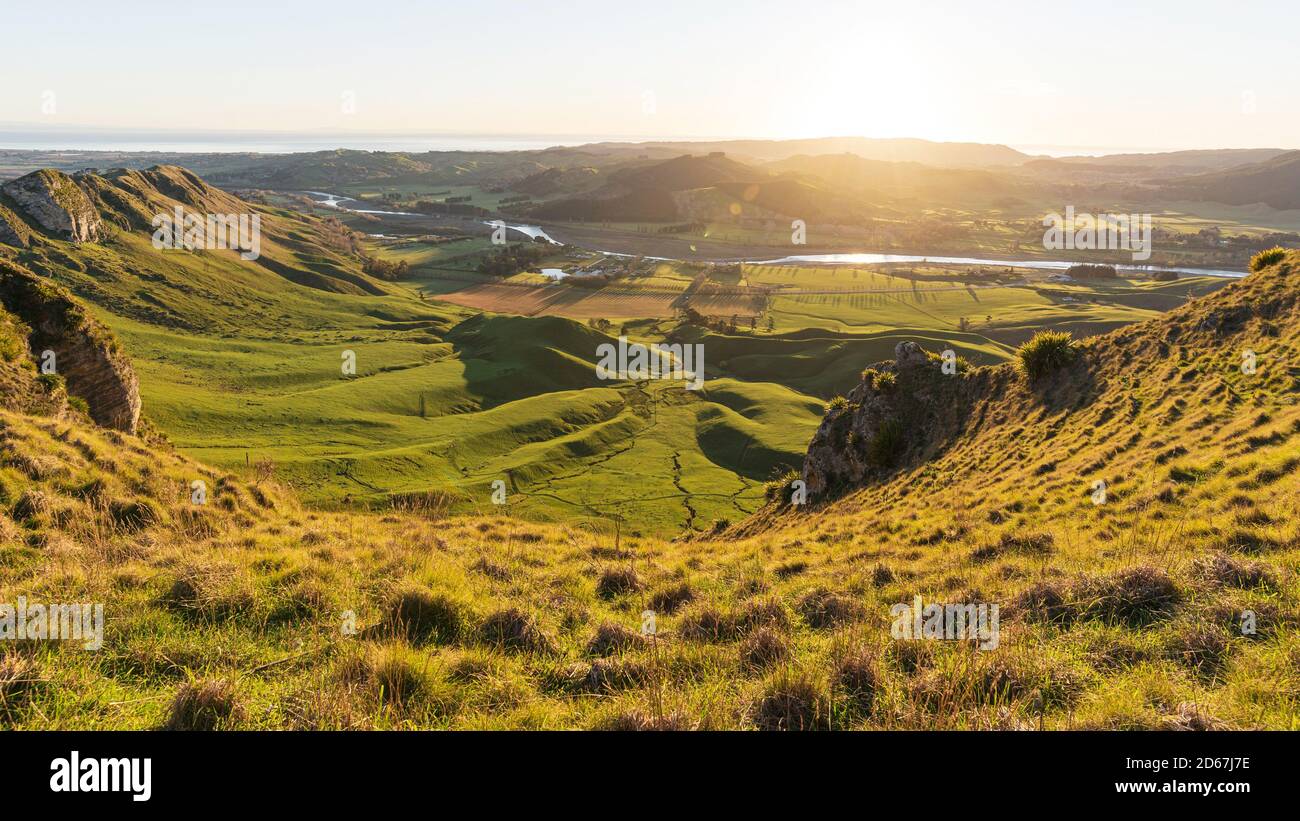 Alba al picco te Mata con vista sul fiume Tukituki e sulla costa. Hawke's Bay, Nuova Zelanda. Foto Stock