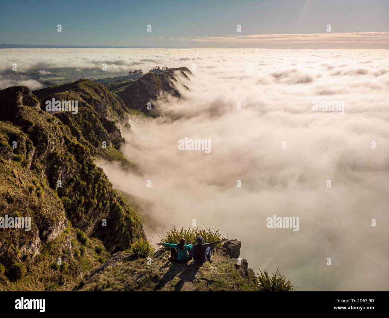 Vista impressionante del monte te Mata Peak con una coppia che gode di un'alba foggy. Foto Stock