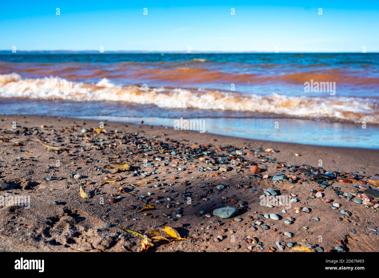 Passeggiate sulla spiaggia alla ricerca delle agate del Lago superiore Foto Stock