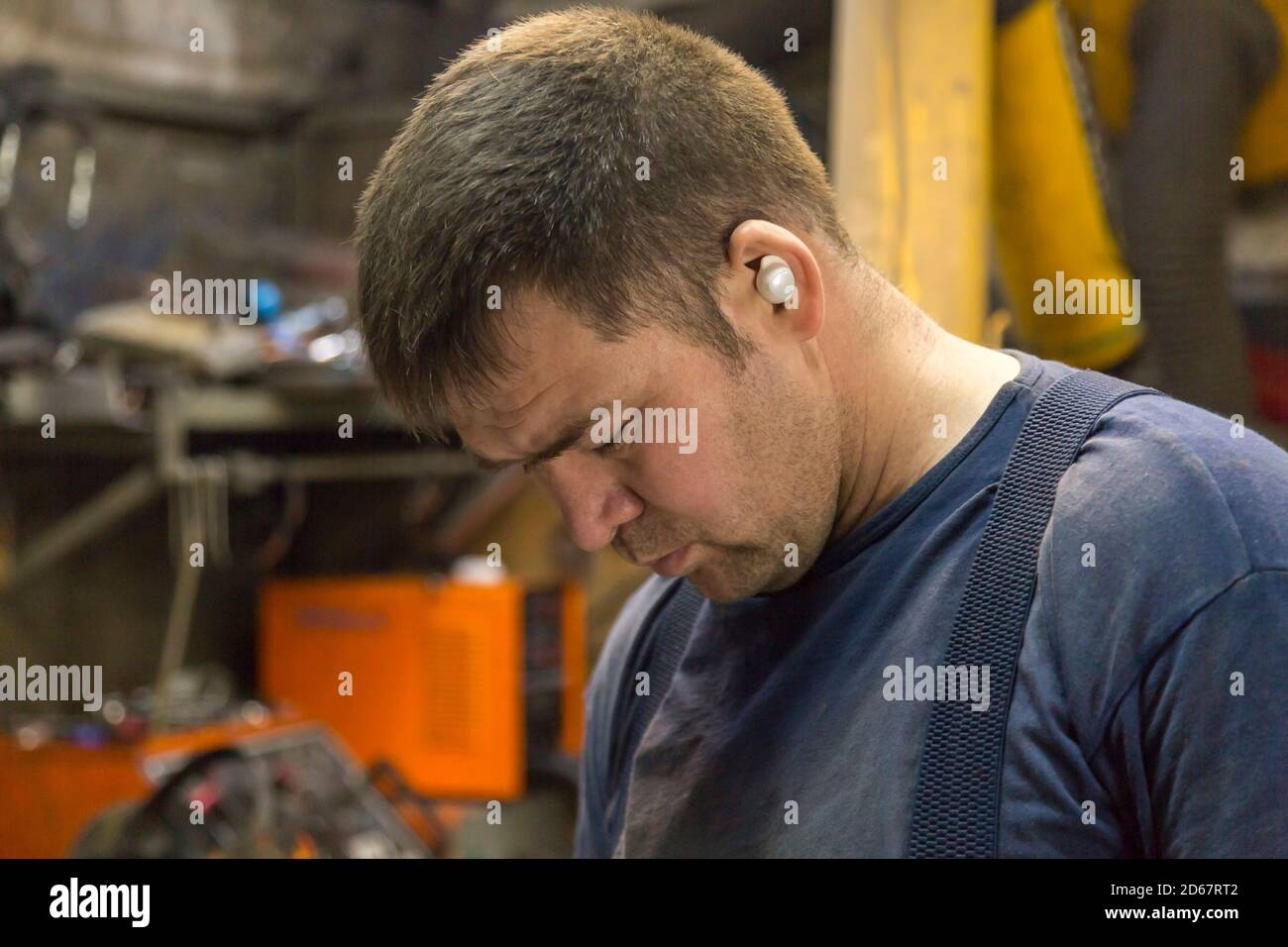 Primo piano ritratto di un uomo sul posto di lavoro Foto Stock