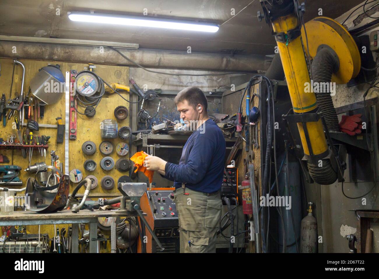 Primo piano ritratto di un uomo sul posto di lavoro Foto Stock