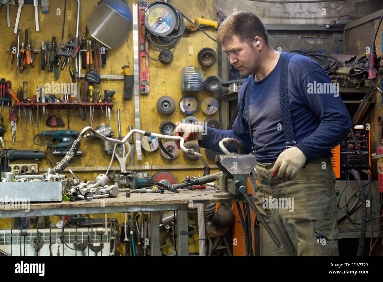 Primo piano ritratto di un uomo sul posto di lavoro Foto Stock