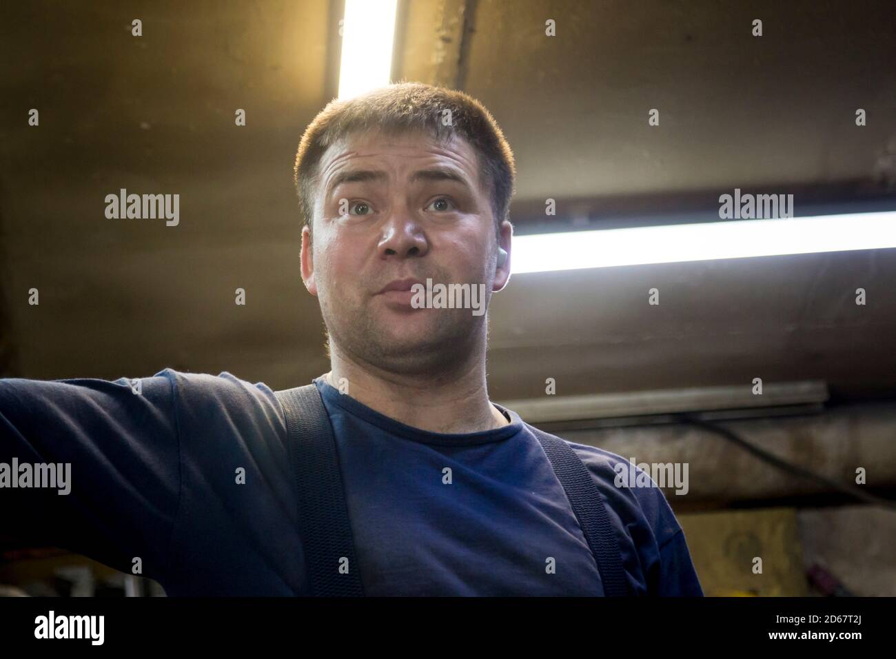 Primo piano ritratto di un uomo sul posto di lavoro Foto Stock