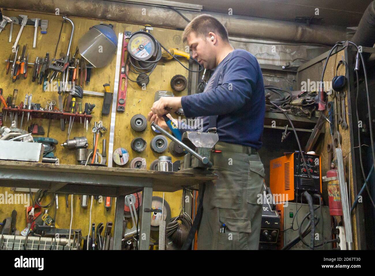 Primo piano ritratto di un uomo sul posto di lavoro Foto Stock