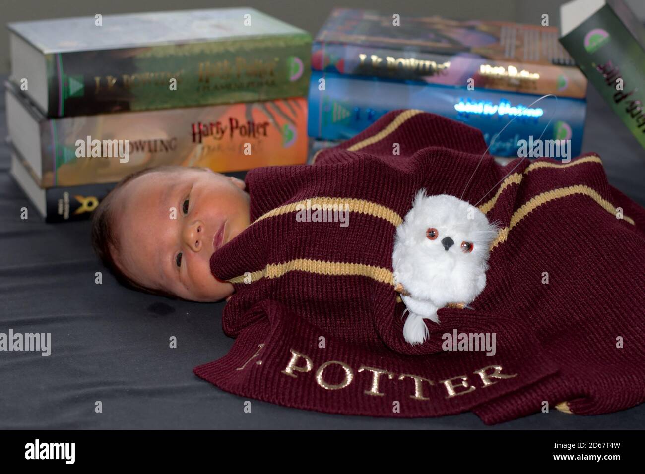 Bambino neonato in costume per Halloween con una sciarpa E libri di Harry  Potter Foto stock - Alamy