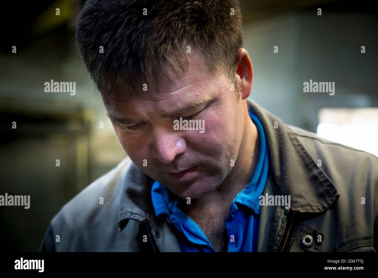 Primo piano ritratto di un uomo sul posto di lavoro Foto Stock