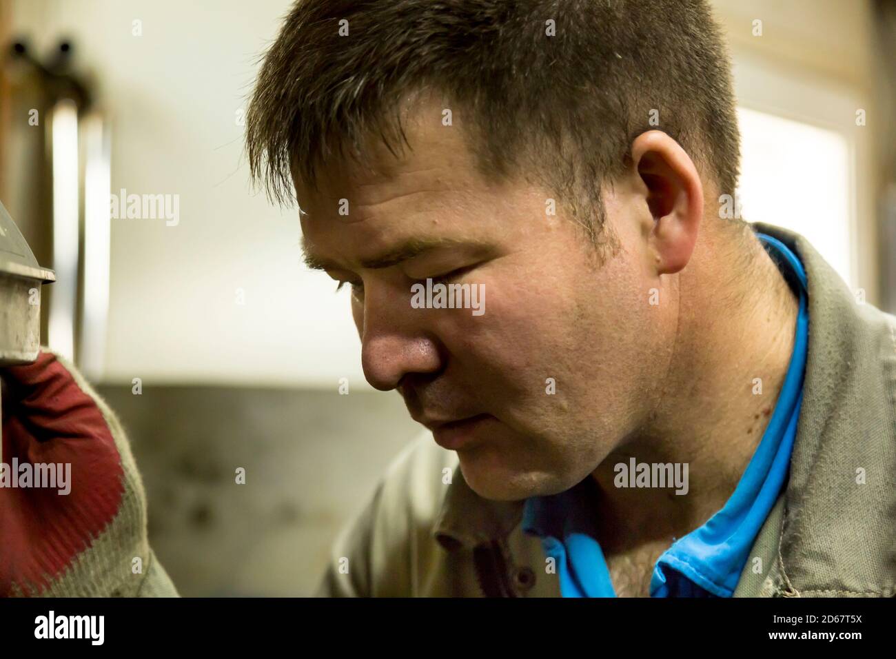 Primo piano ritratto di un uomo sul posto di lavoro Foto Stock