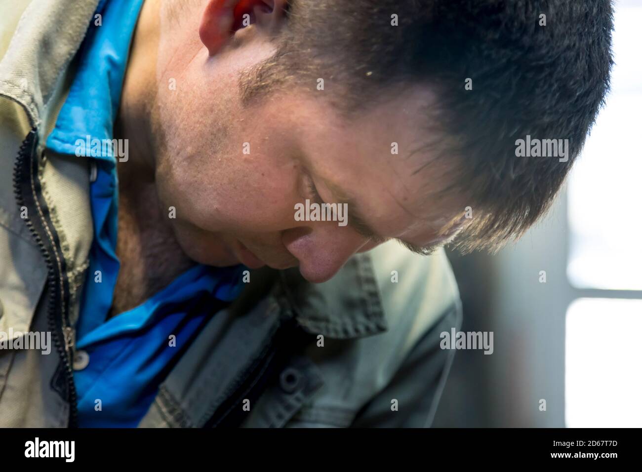 Primo piano ritratto di un uomo sul posto di lavoro Foto Stock