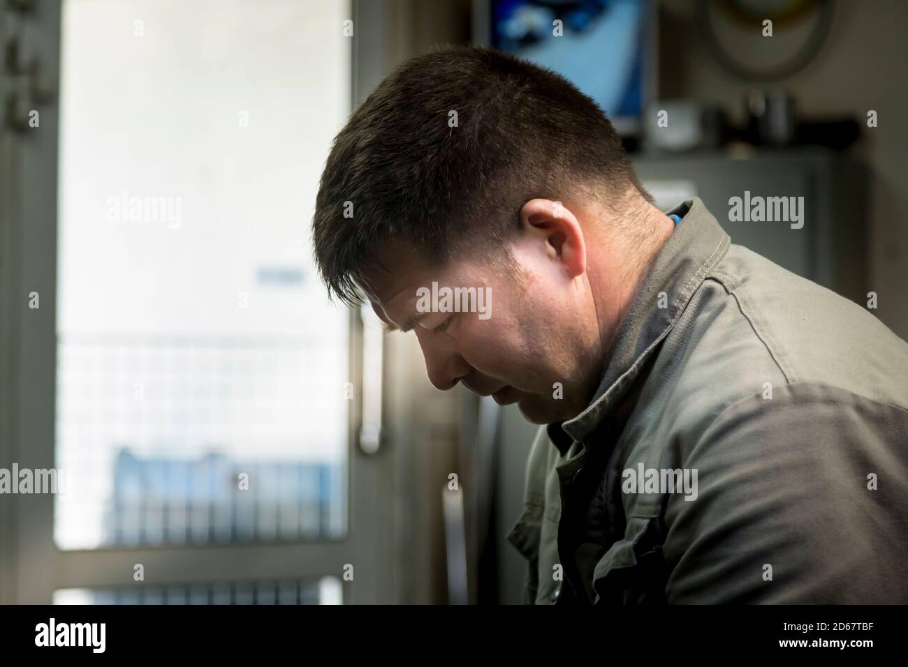 Primo piano ritratto di un uomo sul posto di lavoro Foto Stock