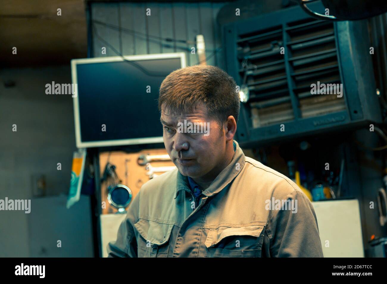 Primo piano ritratto di un uomo sul posto di lavoro Foto Stock