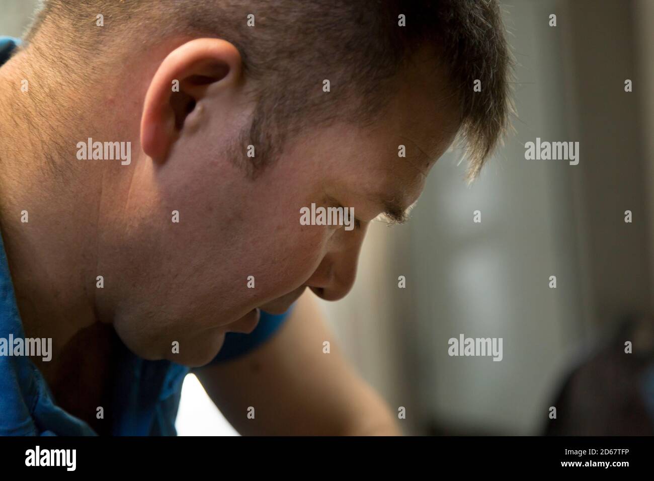 Primo piano ritratto di un uomo sul posto di lavoro Foto Stock