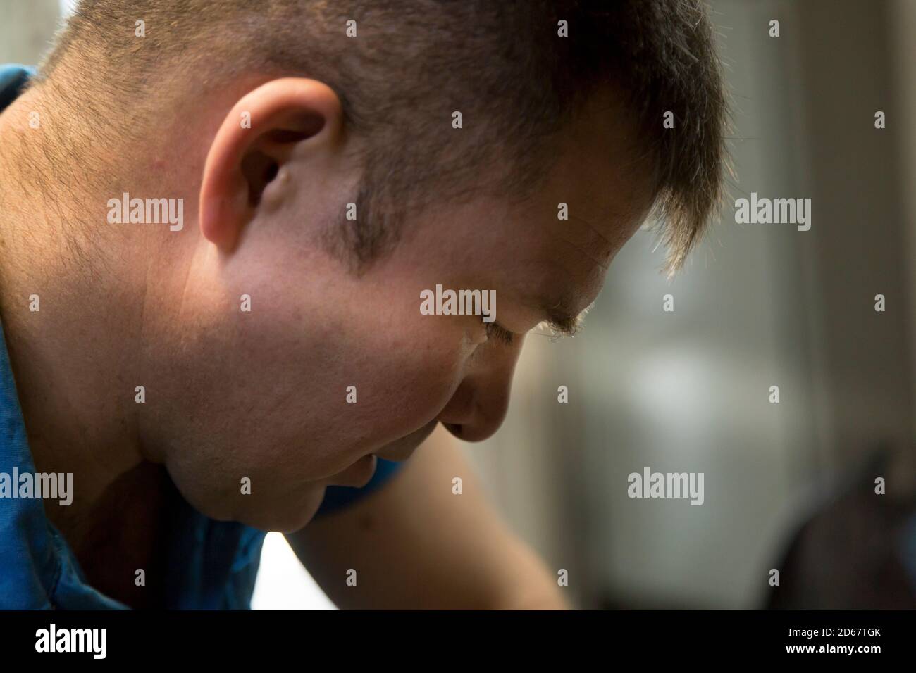 Primo piano ritratto di un uomo sul posto di lavoro Foto Stock