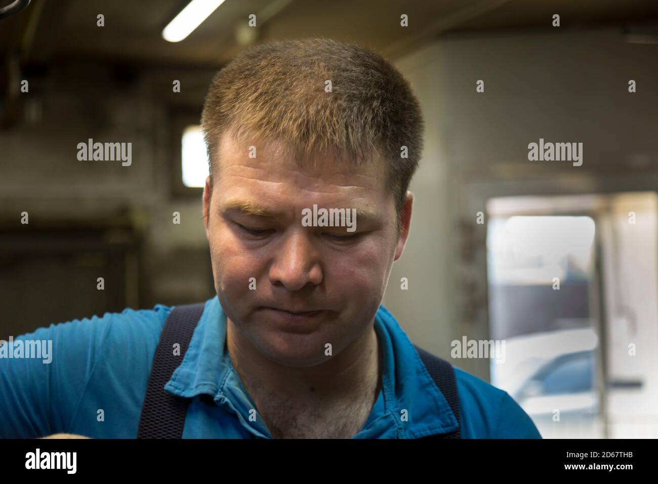 Primo piano ritratto di un uomo sul posto di lavoro Foto Stock