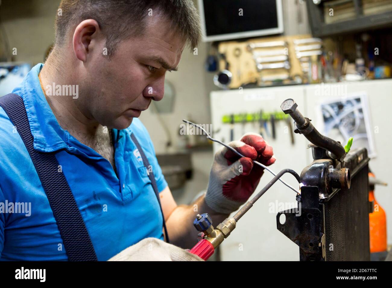 Primo piano ritratto di un uomo sul posto di lavoro Foto Stock