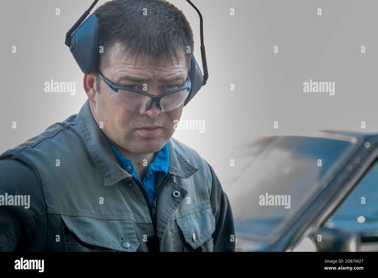 Primo piano ritratto di un uomo sul posto di lavoro Foto Stock