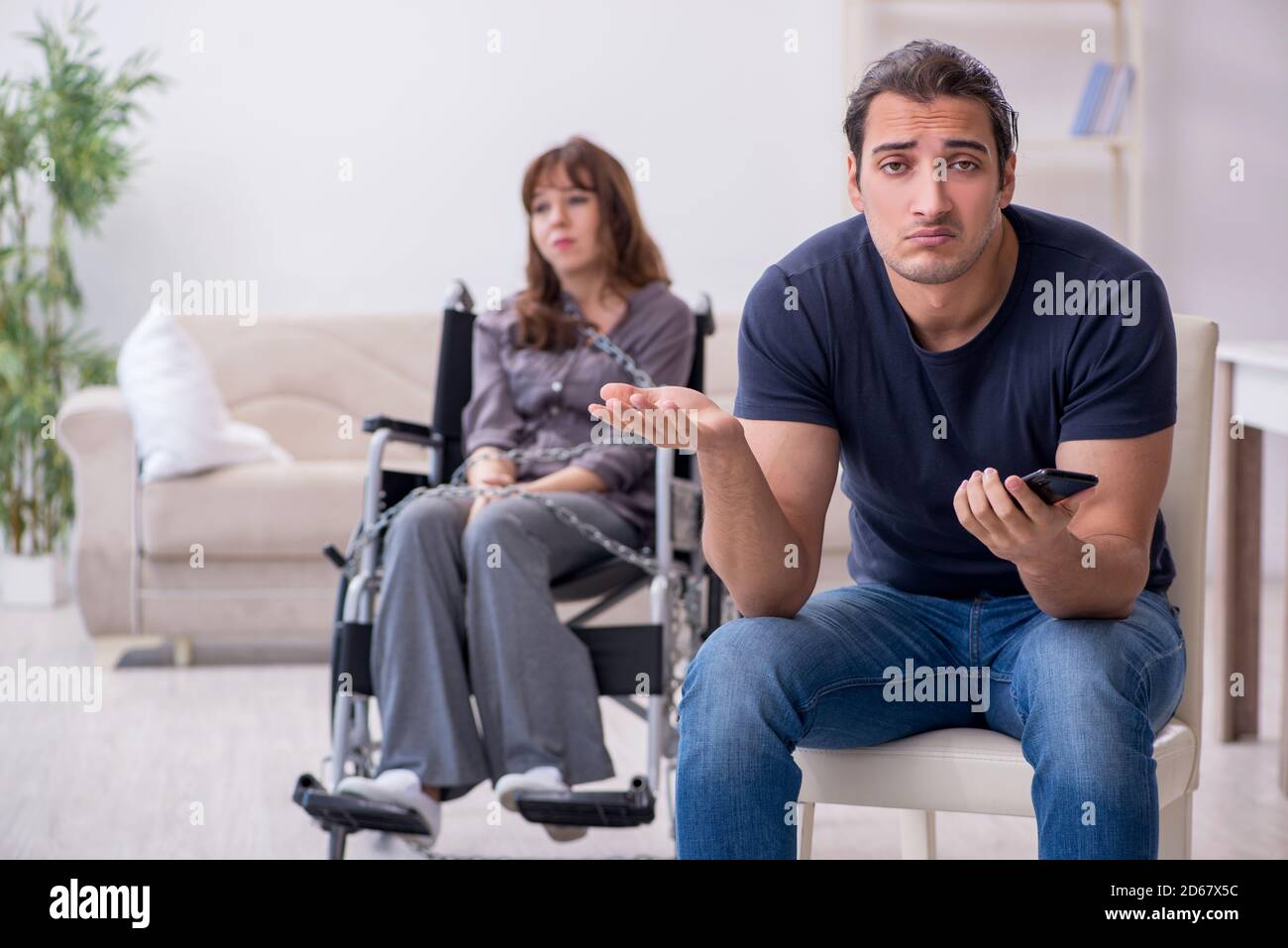 Moglie e marito disabili a casa Foto Stock