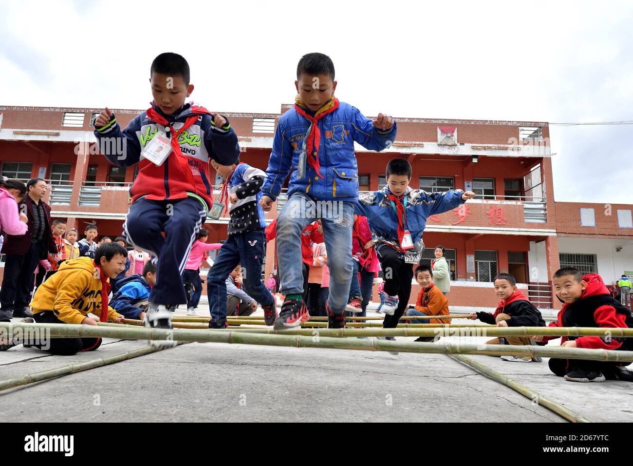 Xiangfan, Cina. 14 ottobre 2020. I bambini giocano gli sport tradizionali cinesi a Xiangfan, Hubei, Cina, il 14 ottobre 2020.(Photo by TPG/cnsphotos) Credit: TopPhoto/Alamy Live News Foto Stock