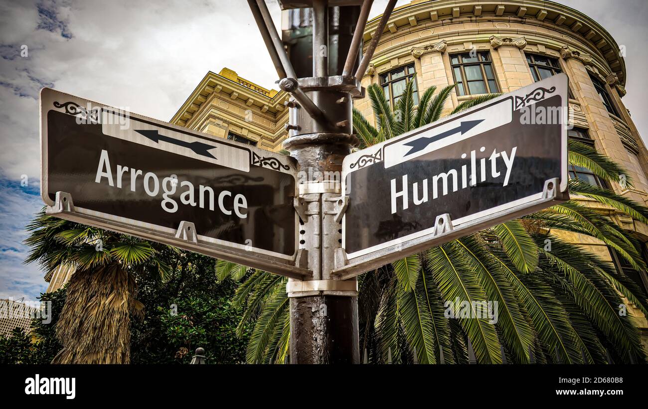 Strada segno il senso di umiltà contro l'arroganza Foto Stock