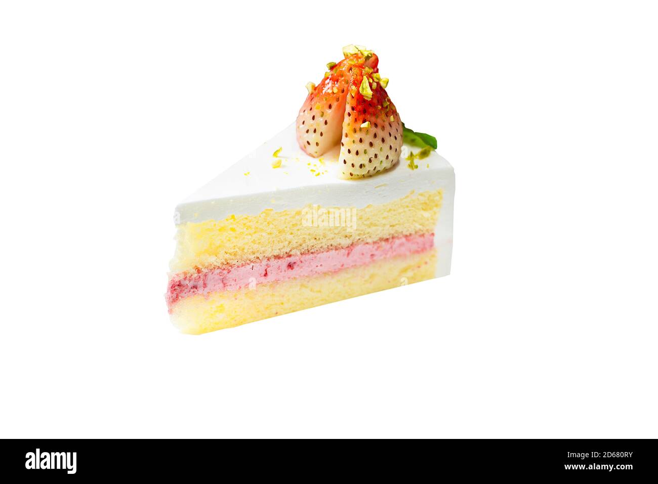 Torta alla mousse di fragole con fragole fresche e pistacchio su sfondo bianco isolato con percorso di ritaglio. Delizioso e morbido pan di Spagna alla vaniglia w Foto Stock