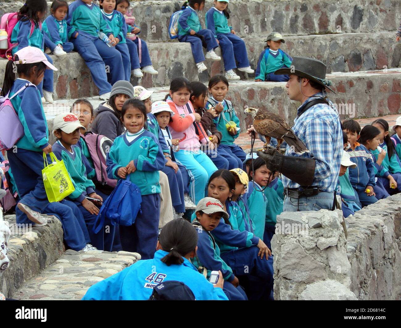 OTAVALO, ECUADOR - Feb 16, 2008: Otavalo, Imbabura / Ecuador - Febbraio 15 2008: I bambini indigeni di Quechua si siedono in una Rock Arena Foto Stock