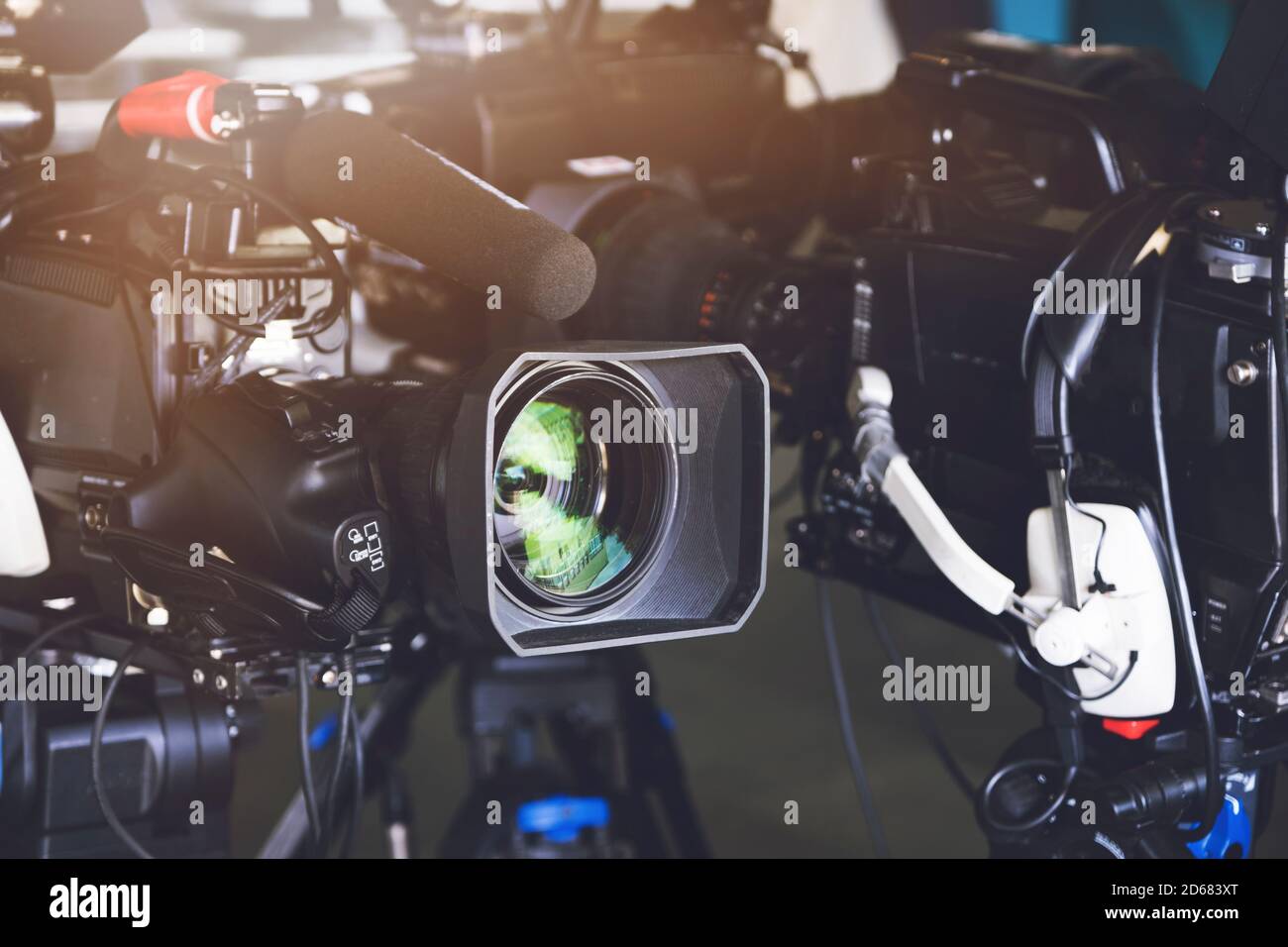 Alcune telecamere professionali sono sul treppiede davanti allo spettacolo televisivo. Concetto di trasmissione. Foto Stock