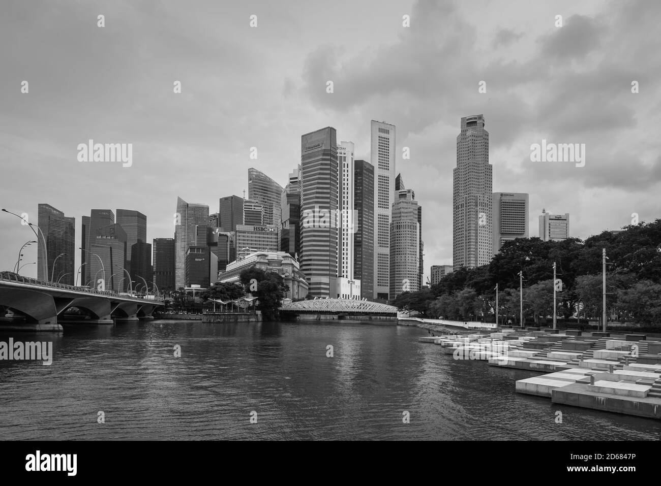 Singapore - 3 dicembre 2019: Skyline della città di Singapore del quartiere degli affari del centro e del fiume Singapore in tempo nuvoloso. L'Anderson Bridge nel Foto Stock