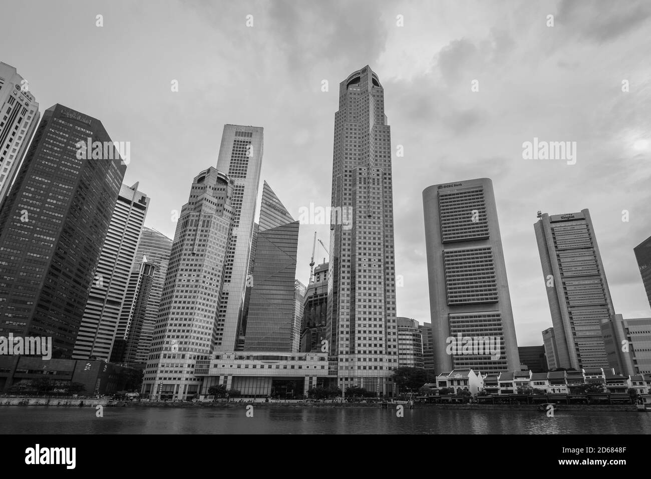 Singapore - 3 dicembre 2019: Skyline della città di Singapore del quartiere degli affari del centro e del fiume Singapore in tempo nuvoloso. Foto in bianco e nero in re Foto Stock