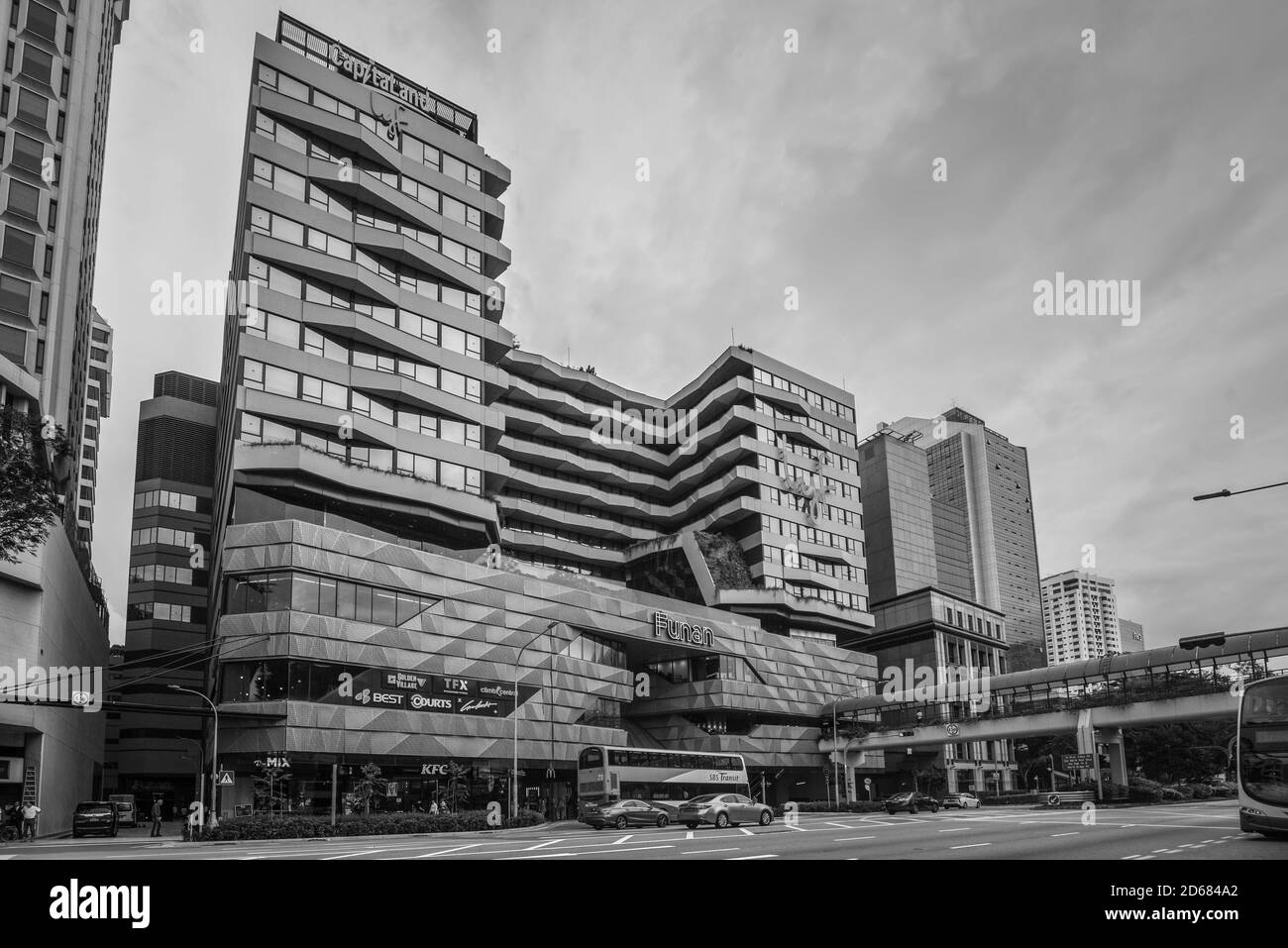 Singapore - 3 dicembre 2019: Vista principale dell'edificio del centro commerciale Funan. Funan è uno sviluppo usato misto che comprende un centro commerciale al dettaglio. Bianco e nero Foto Stock