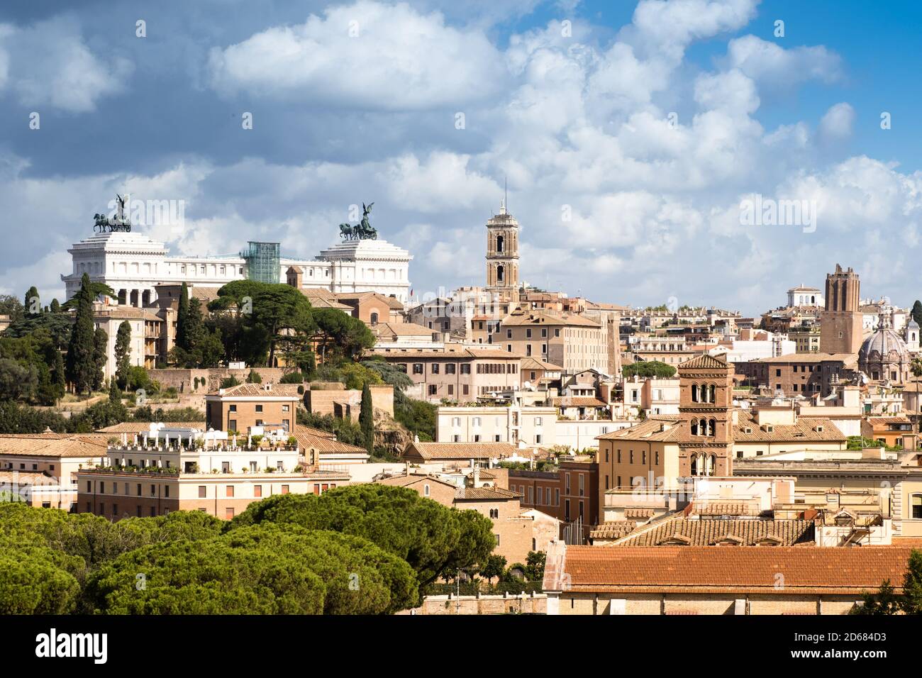Vista dell'altare del monumento della Patria dal Giardino degli Aranci sulla collina Aventina - Roma, Italia Foto Stock
