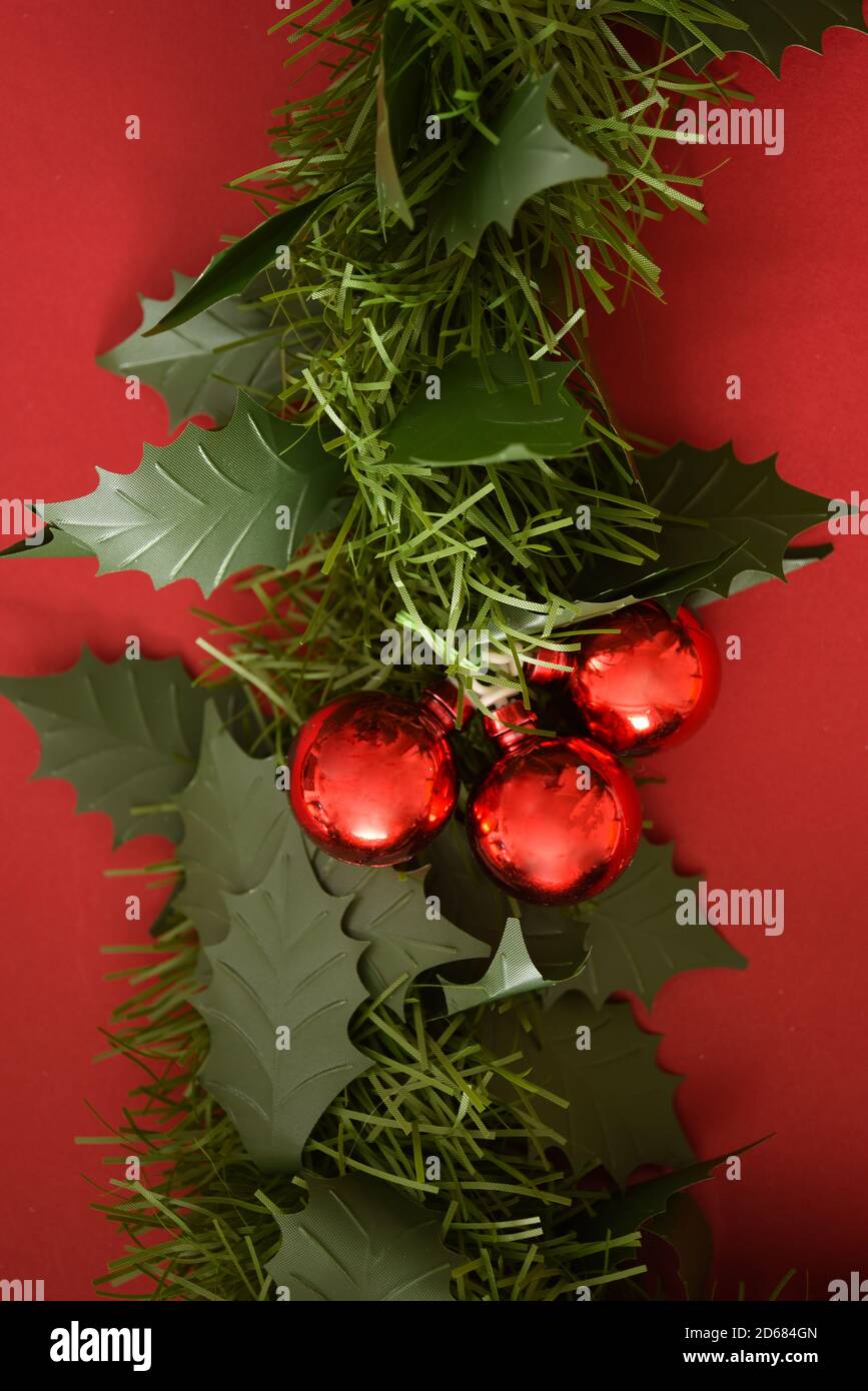 Ghirlanda di Natale e baubles rossi Foto Stock