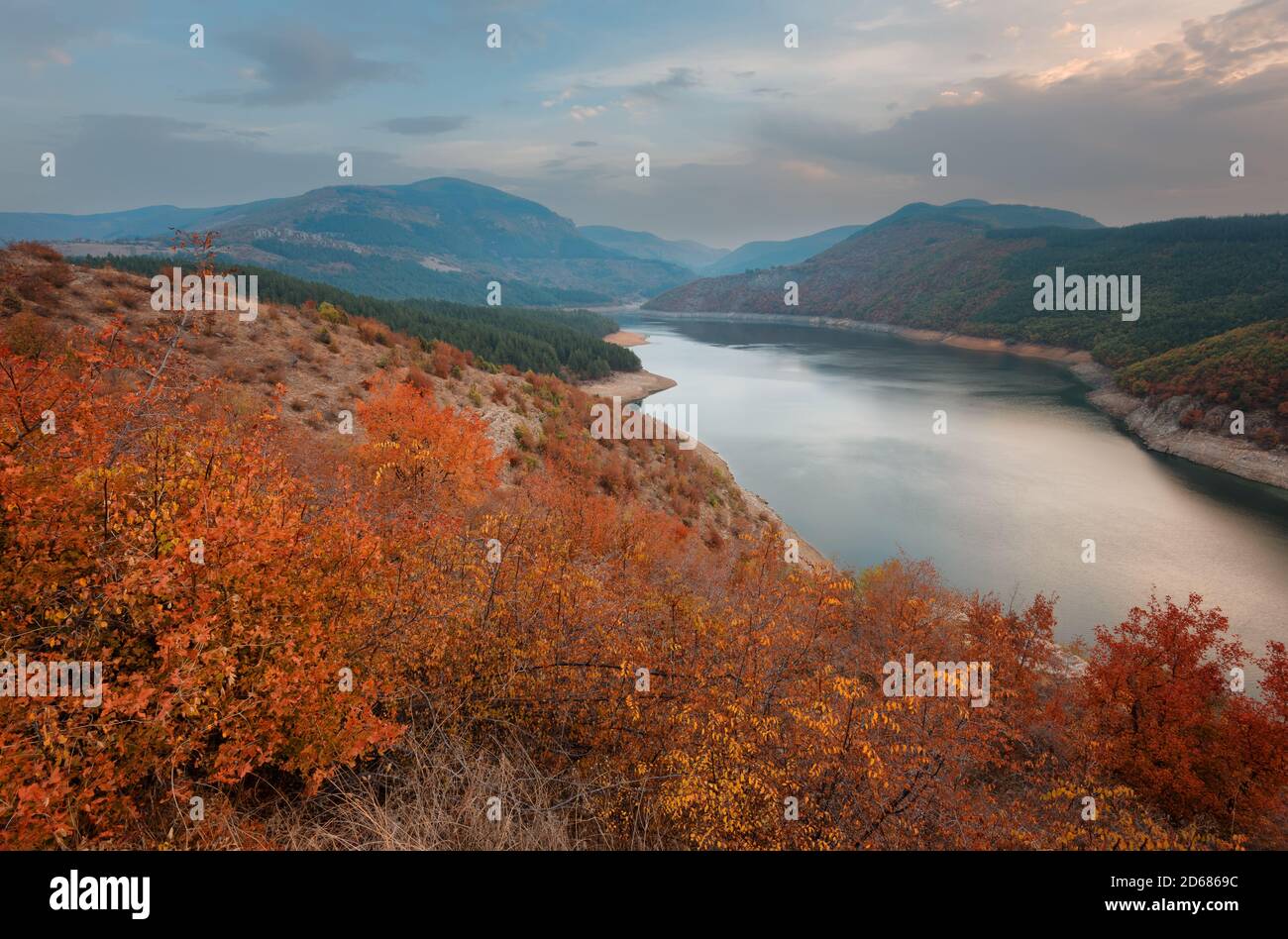 Nuvoloso autunno mattina, alba lungo il fiume Arda, Rhodope Montagne, Bulgaria Foto Stock