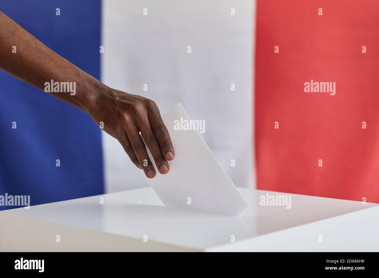 Primo piano dell'uomo africano con voto a busta per il nuovo presidente Foto Stock