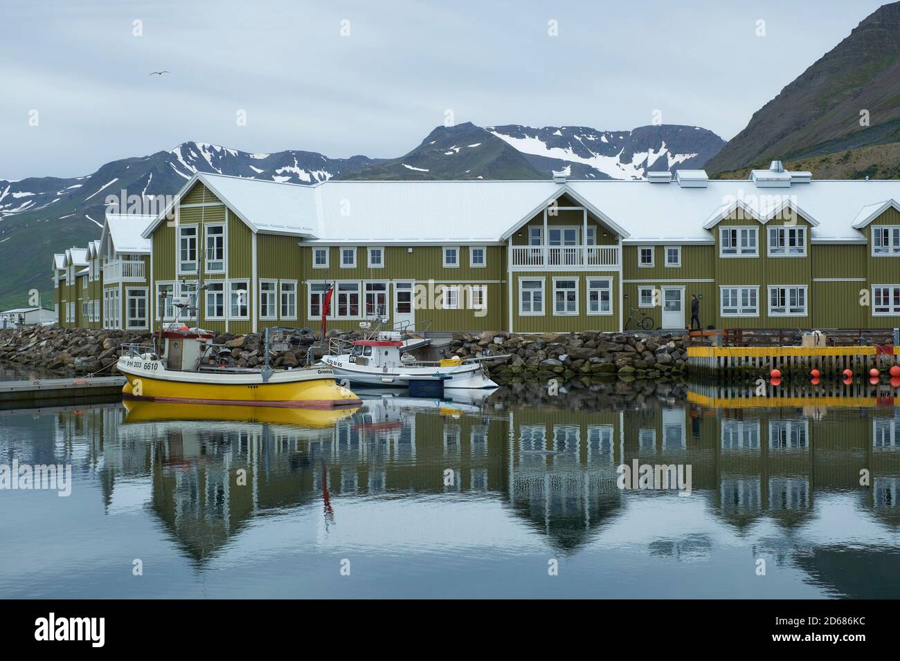 Siglo Hotel e le barche da pesca nel piccolo porto di Siglufjörður Islanda settentrionale Foto Stock